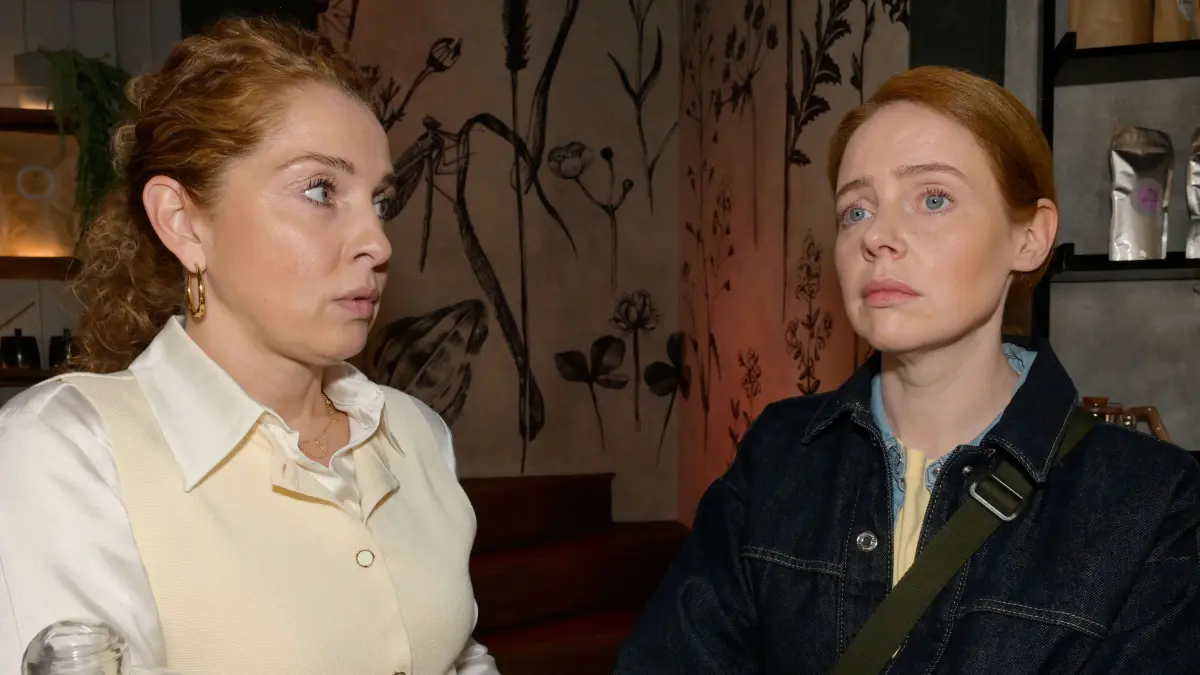 Nina (Maria Wedig) muss Toni (Olivia Marei) trösten.