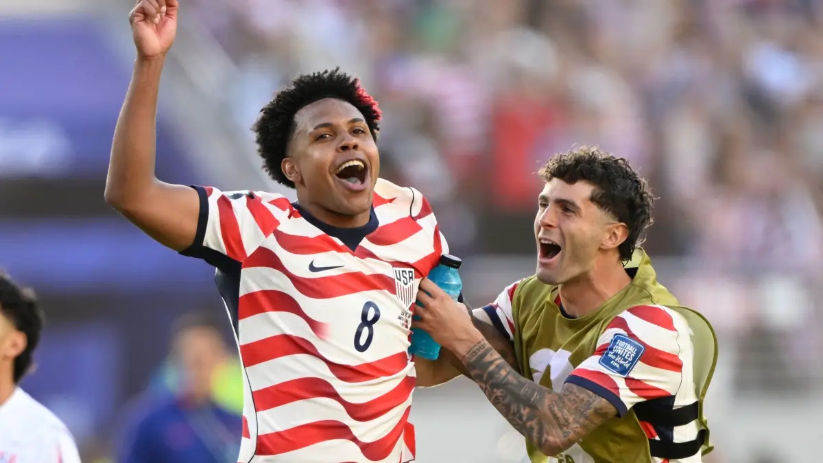 WM 2026 - USA - Bosnien-Herzegowina: 01.07.2026, USA, Santa Clara: Fußball, Männer, WM 2026, USA - Bosnien-Herzegowina, Finalrunde, Sechzehntelfinale, im San Francisco - Bay Area -Stadion in Santa Clara. Weston McKennie (l) und Christian Pulisic (beide USA) jubeln über den Sieg. Foto: Eakin Howard/AP/dpa +++ dpa-Bildfunk +++