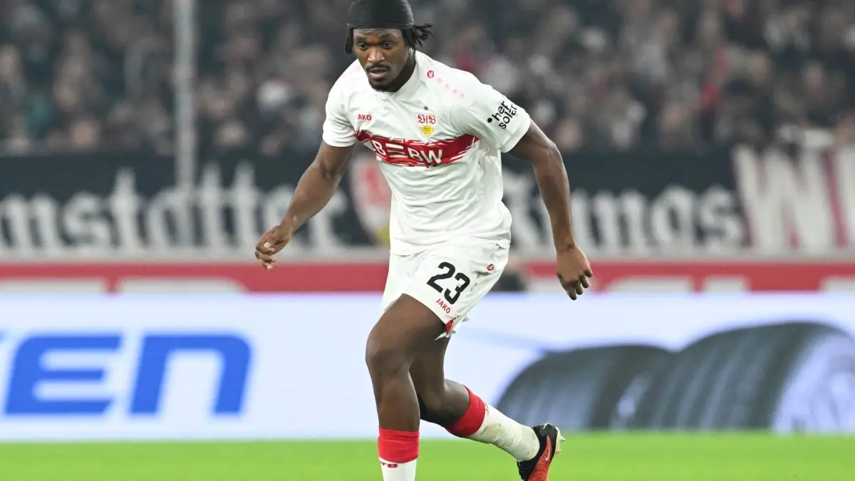 Dan-Axel Zagadou: ARCHIV - 09.11.2025, Baden-Württemberg, Stuttgart: Fußball: Bundesliga, VfB Stuttgart - FC Augsburg, 10. Spieltag, MHPArena. Dan-Axel Zagadou (VfB Stuttgart) spielt den Ball. Er hat seinen Vertrag beim VfB nun verlängert. (zu dpa: «Trotz vieler Zwangspausen: Zagadou verlängert beim VfB») Foto: Bernd Weißbrod/dpa +++ dpa-Bildfunk +++
