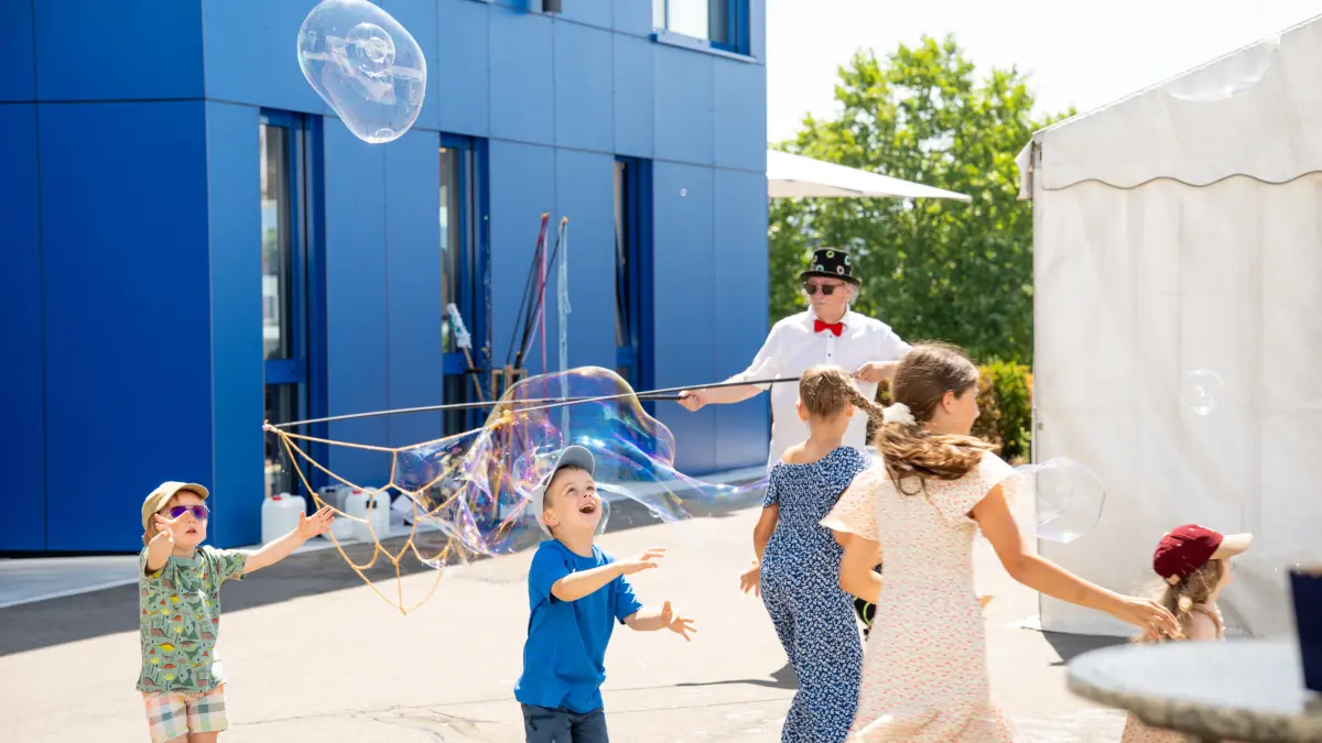 Der Seifenblasenkünstler Klausi Klücklich sorgte beim CTS-Familienfest dafür, dass es den Kindern nicht langweilig wurde.