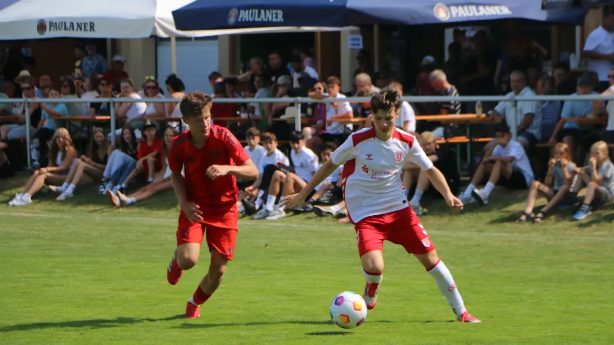 Die C-Junioren (Foto, rotes Trikot) und auch die D-Junioren des FC Bayern München haben sich im Vorjahr den Turniersieg beim Hanselmann-Bundesliga-Cup in Hengstfeld geholt und wollen nun ihre beiden Titel verteidigen.