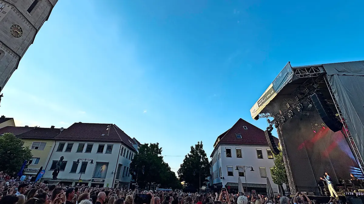Wahnsinnsstimmung auf dem Marktplatz, der Boden vibriert: Tausende Fans feiern Calum Scott.