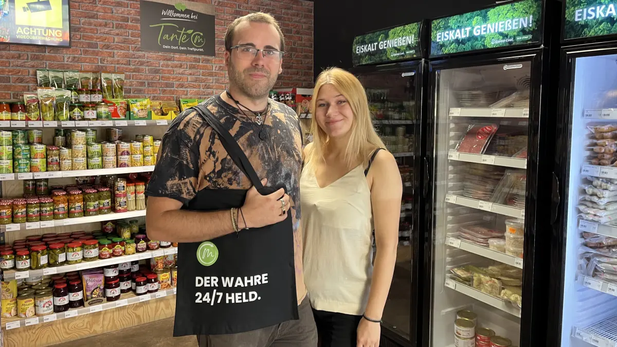 Tim Wingert und seine Freundin Ley Hatteme in der Tante-M Filiale in Bernloch.