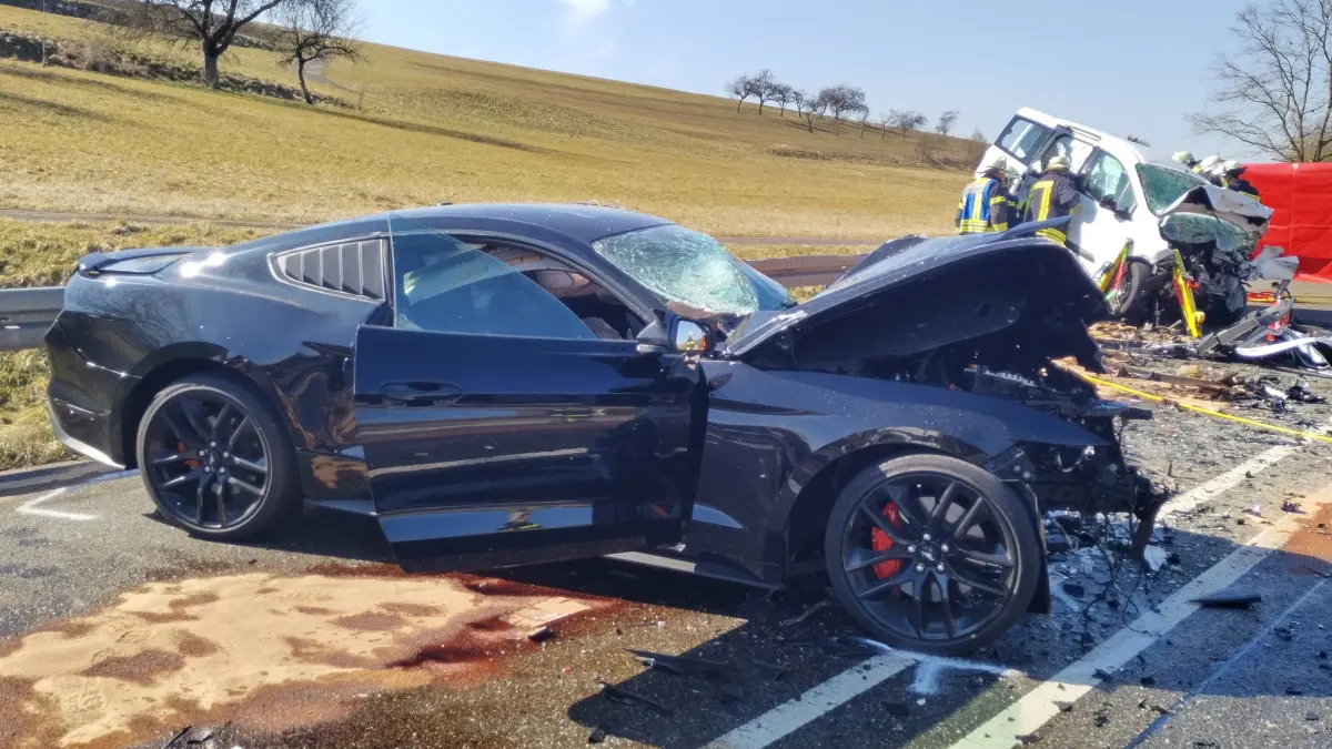 Der Ford Mustang und der Ford Mini-Van (im Hintergrund) Eine fatale Begegnung, die am Ende drei Menschen das Leben kostete.