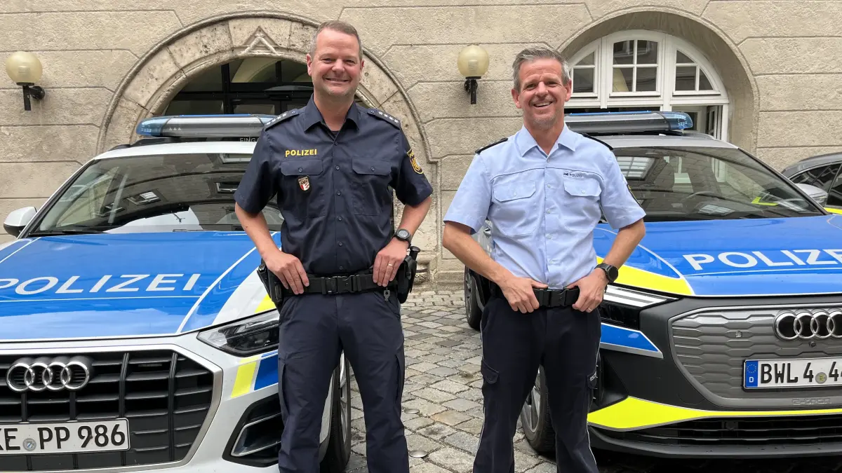Andere Uniform, gleicher Streifenwagenhersteller: Tobias Vrancken und sein Bruder Sven Vrancken sind beide Polizisten. Eigentlich kommen sie gut miteinander aus, aber gefrotzelt wird trotzdem. "Meiner hat übrigens meihir PS!", behauptet Tobias Vrancken einfach mal frech.