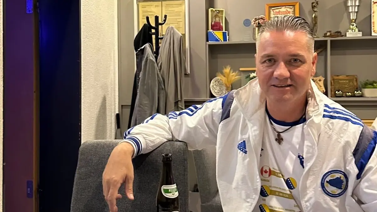 Edin Mandzukic während des Sechzehntelfinales der bosnischen Nationalmannschaft. "Jedna si Jedina“ (übersetzt "eine und einzige") ist der Titel der bosnischen Nationalhymne.