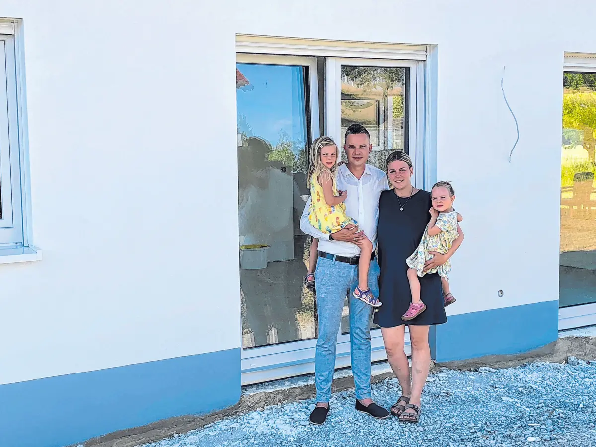 Die Bauherren, Familie Klein, freuen sich darüber, ihr Traumhaus gefunden zu haben. ⇥Fotos: Dürr-Schwab