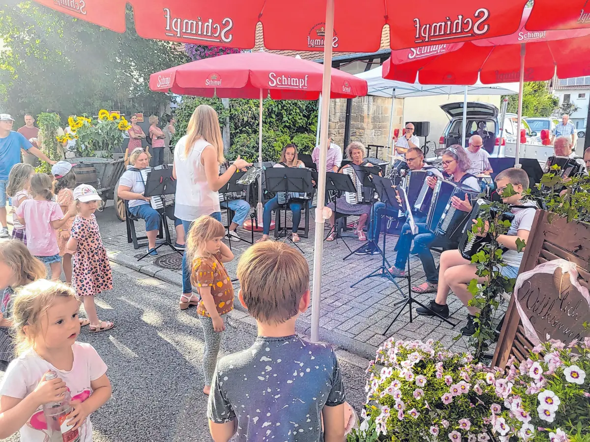 Musik darf beim Hirschauer Straßenfest natürlich nicht fehlen. Neben dem Akkordeonorchester Beffendorf sorgen der Musikverein Hirschau sowie Arthur Lorenz für klangvolle Unterhaltung.