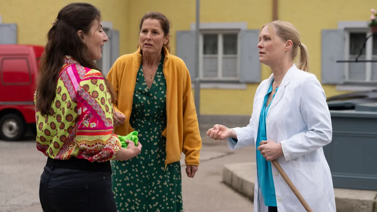 Bei „Dahoam is Dahoam“ rettet Rana (Gonca de Haas, l.) unerwartet Veras (Sybille Waury, r.) Geburtstagsüberraschung für Gregor.