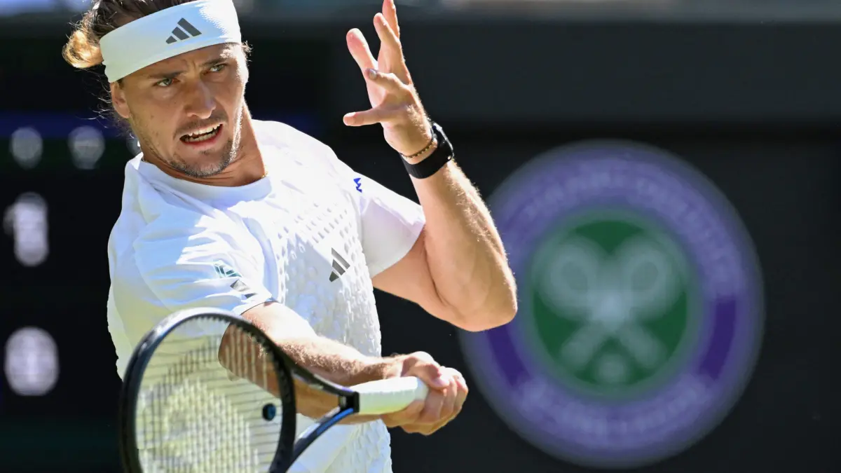 TENNIS-GBR-WIMBLEDON: Germany's Alexander Zverev returns to France's Valentin Royer during their men's singles second round tennis match on the fourth day of the 2026 Wimbledon Championships at The All England Lawn Tennis and Croquet Club in Wimbledon, southwest London, on July 2, 2026. (Photo by Kirill KUDRYAVTSEV / AFP) / RESTRICTED TO EDITORIAL USE