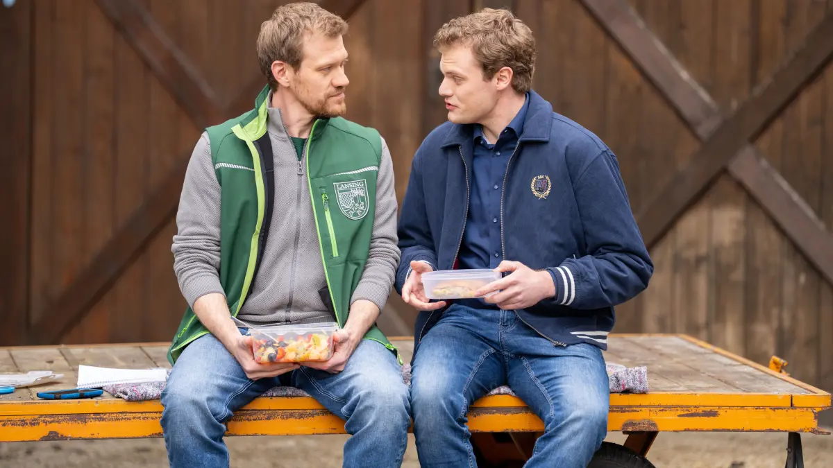 Bei „Dahoam is Dahoam“ wetten Charly (Nils Kreutinger, l.) und Philipp (Philipp Schneider), wer mehr Obst und Gemüse essen sowie auf Fleisch verzichten kann.