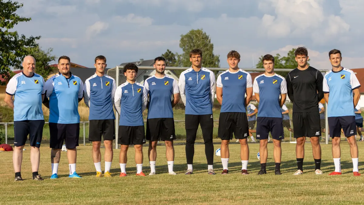 Trainingsauftakt beim SSV Ehingen Süd Vorbereitung auf die Landesliga-Saison nach dem Abstieg Die Neuzugänge im Überblick (v.l.): Torwartrainer Ralf Weinmann, Co-Trainer Patrick Hertenberger, Jonas Herde, Bekir Yilmaz, Tim Schneider, Julian Gebhart, Max Bloching, Max Bachner, Marco Pohl und Trainer Florian Treske.