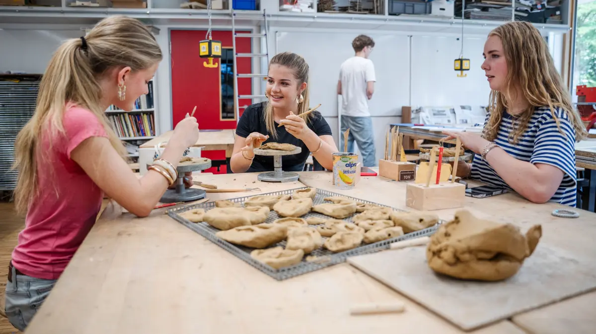 GSS-Kunstklasse bemalt Klavier: Karlotta Dauser, Sophia von der Ohe und Tara Rudnik (von links) tonen die Ohren für das Klavier.