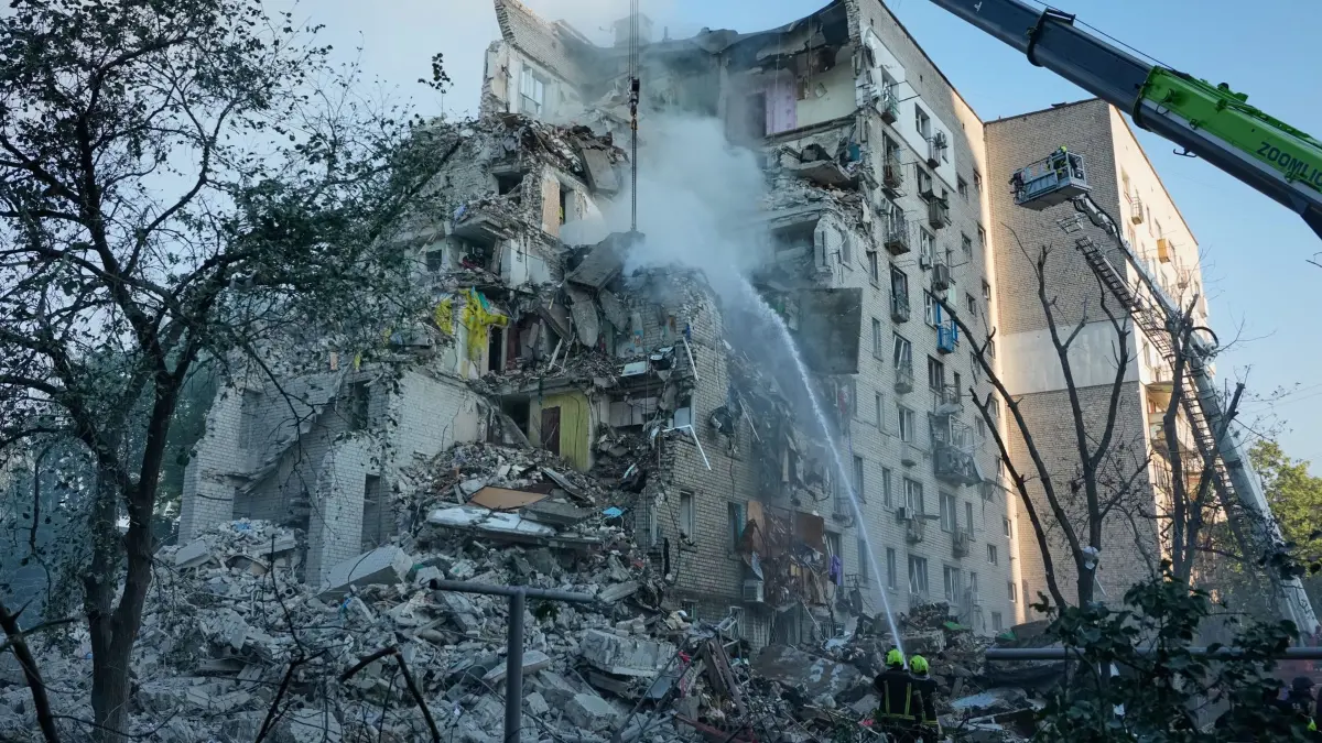 Ukraine-Krieg - Kiew: 02.07.2026, Ukraine, Kiew: Rettungskräfte sind nach einem russischen Angriff mit der Brandbekämpfung beschäftigt. Foto: Efrem Lukatsky/AP/dpa +++ dpa-Bildfunk +++