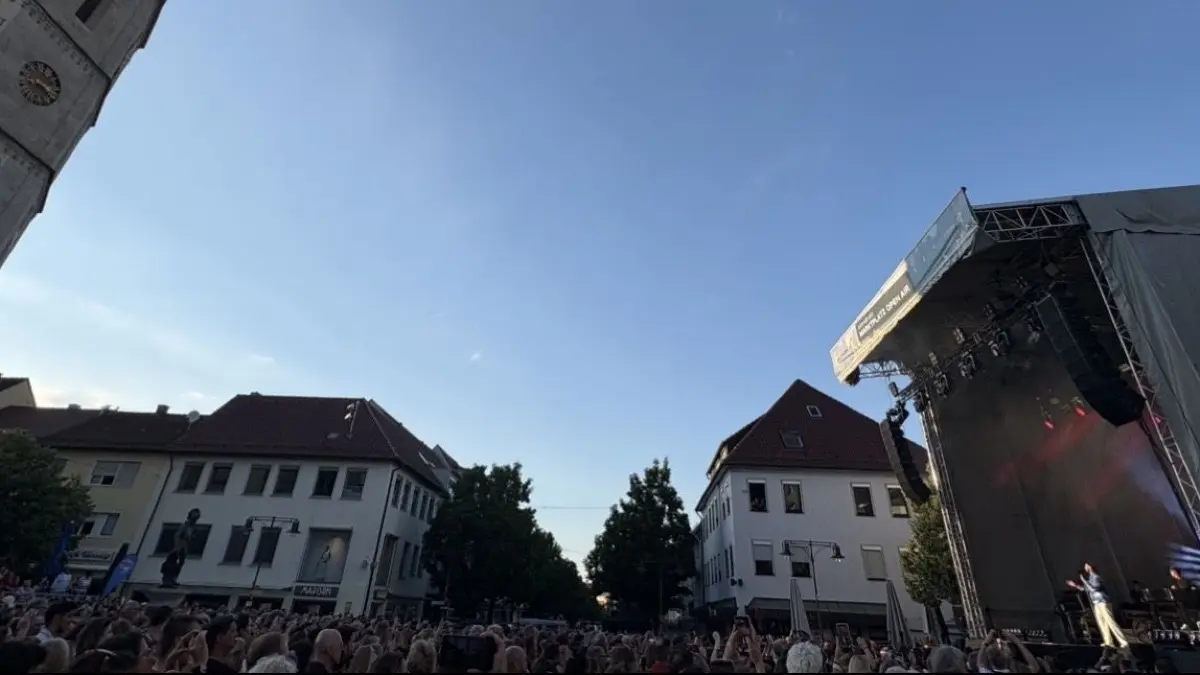 Wahnsinnsstimmung auf dem Marktplatz, der Boden vibriert: Tausende Fans feiern Calum Scott.