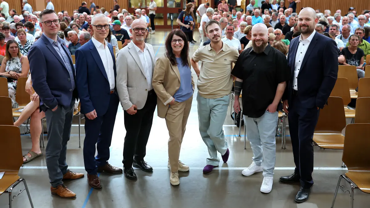 Die Kandidaten von links: Oliver Liebl, Joachim Freund, Mathias Koch, Sylvia Hokenmaier, Tiago Ribeiro da Costa, Jerimi Kotzab, Erik Knobloch.