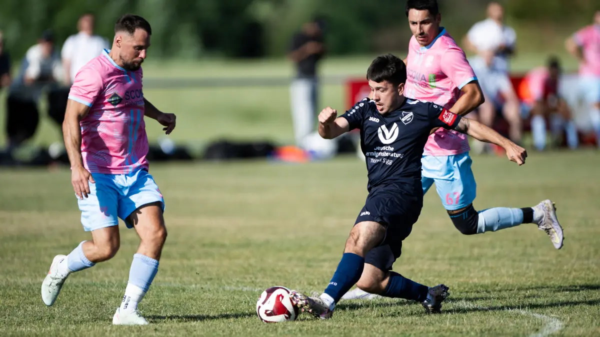 TSV Stetten Hechingen vs. Spfr. Sickingen, 63. Hohenzollernpokal, Turniereroeffnung, Saison 2026, 02.07.2026,: Stavros Mpouras, (TSV Stetten, #09), rechts am Ball,
TSV Stetten Hechingen vs. Spfr. Sickingen, 63. Hohenzollernpokal, Turniereroeffnung, Saison 2026, 02.07.2026,
Eibner-Pressefoto/Andreas Ulmer