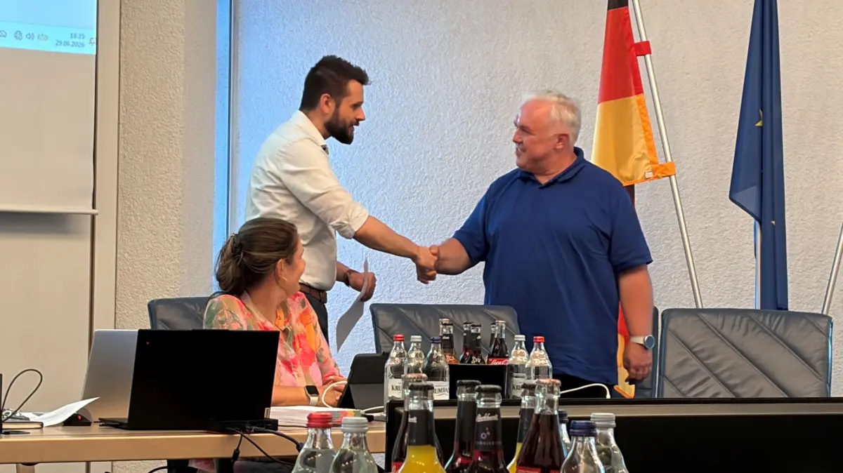 Der Amstetter Bürgermeister Thomas Schultheiß heißt Wilhelm Ströhle in seinem Amt als Gemeinderat willkommen.