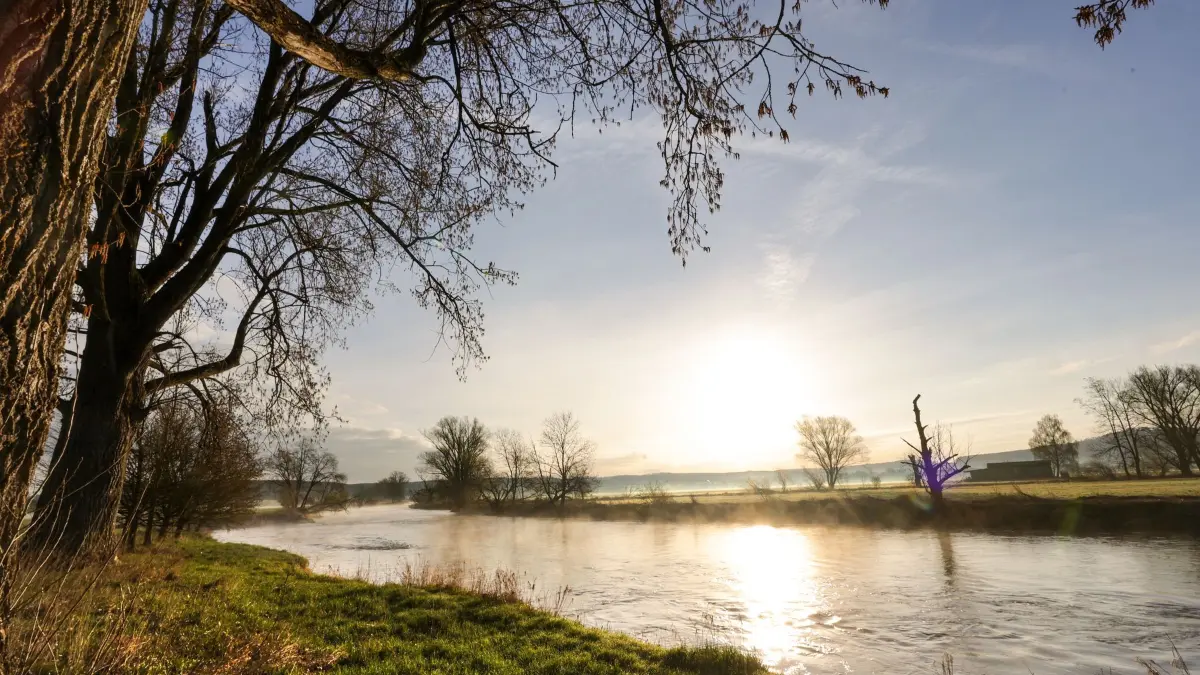 Wetter in Baden-Württemberg: ARCHIV - 06.04.2026, Baden-Württemberg, Riedlingen: Die Sonne geht am Morgen an der Donau auf. (zu dpa: «Extremschwimmer Heß startet Rekordversuch auf der Donau») Foto: Thomas Warnack/dpa +++ dpa-Bildfunk +++