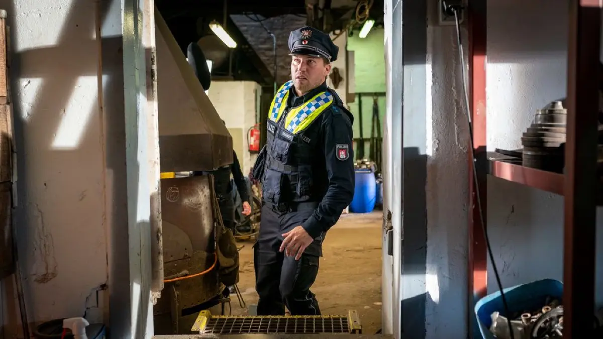 Nick (Raúl Richter) verfolgt Anton Mironow, der bei der Ankunft der Polizisten das Weite gesucht hat.