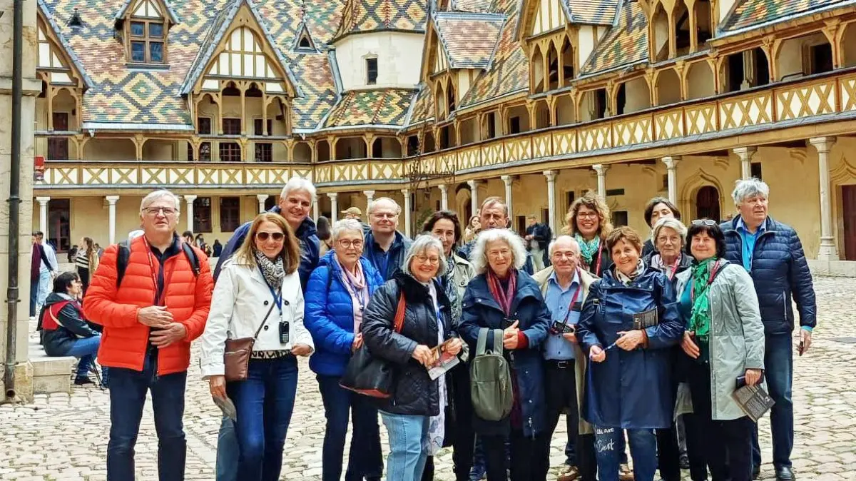 Gemeinsame Besichtigung der Hospices de Beaune durch die Partnerschaftskomitees aus Hechingen und Joué-lès-Tours.