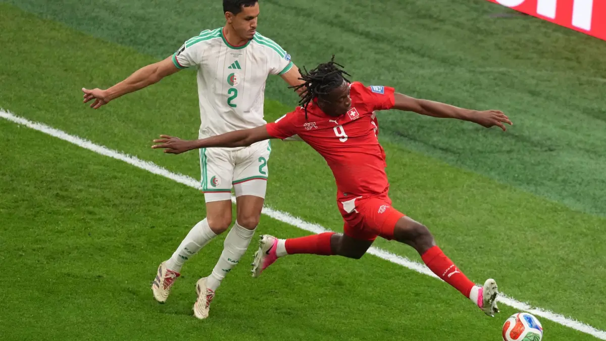 WM 2026 - Schweiz - Algerien: 02.07.2026, Kanada, Vancouver: Fußball, Männer, WM 2026, Schweiz - Algerien, Finalrunde, Sechzehntelfinale, BC Place Vancouver. Der Schweizer Johan Manzambi (r) im Zweikampf mit dem Algerier Aïssa Mandi (Algerien). Foto: Nick Didlick/AP/dpa +++ dpa-Bildfunk +++