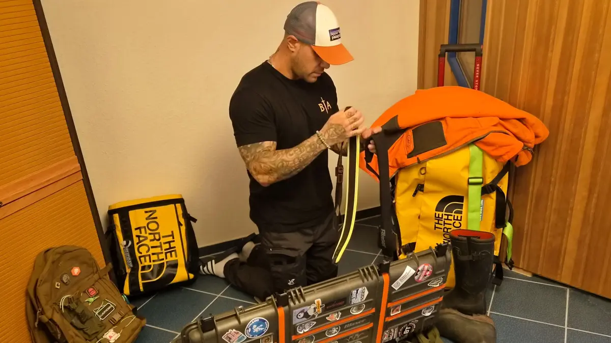 Bereit für 24 Tage im ewigen Eis: Andreas Laupheimer packt dank Bord-Wäscherei Kleidung für nur acht Tage – die schweren Stiefel reisen trickreich im Waffenkoffer mit.