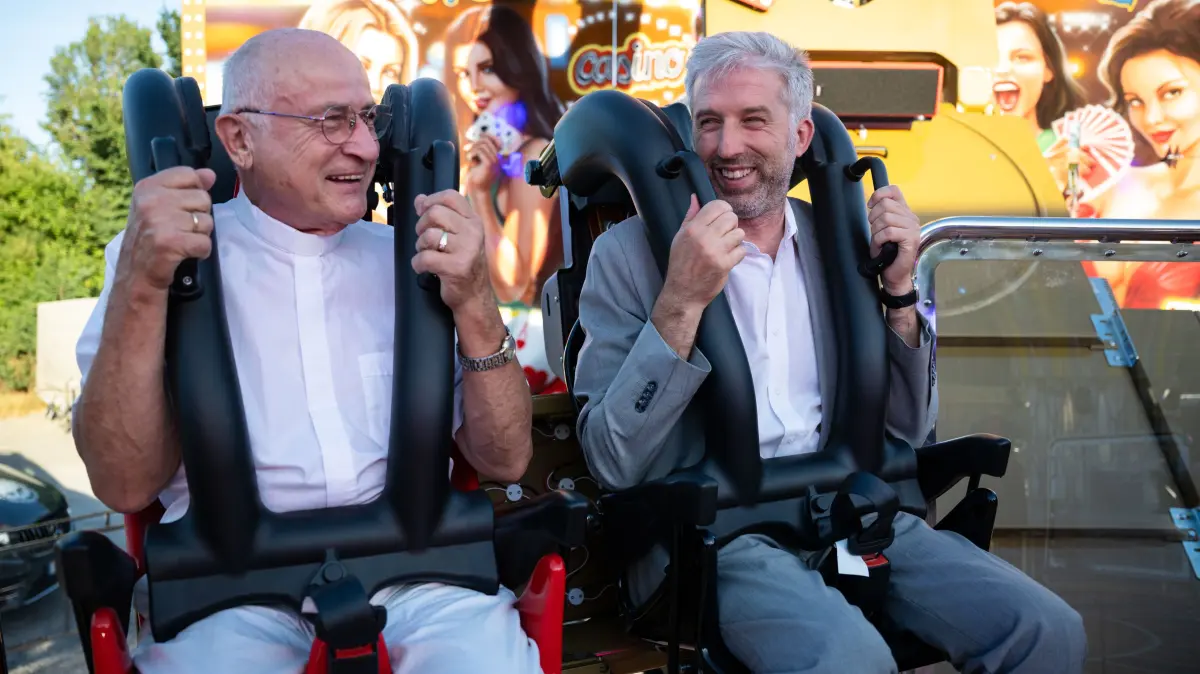 Oberbürgermeister Boris Palmer und Schausteller-Pfarrer Johannes Bräuchle in dem ganz neuen Fahrgeschäft „Crazy Roulette“.