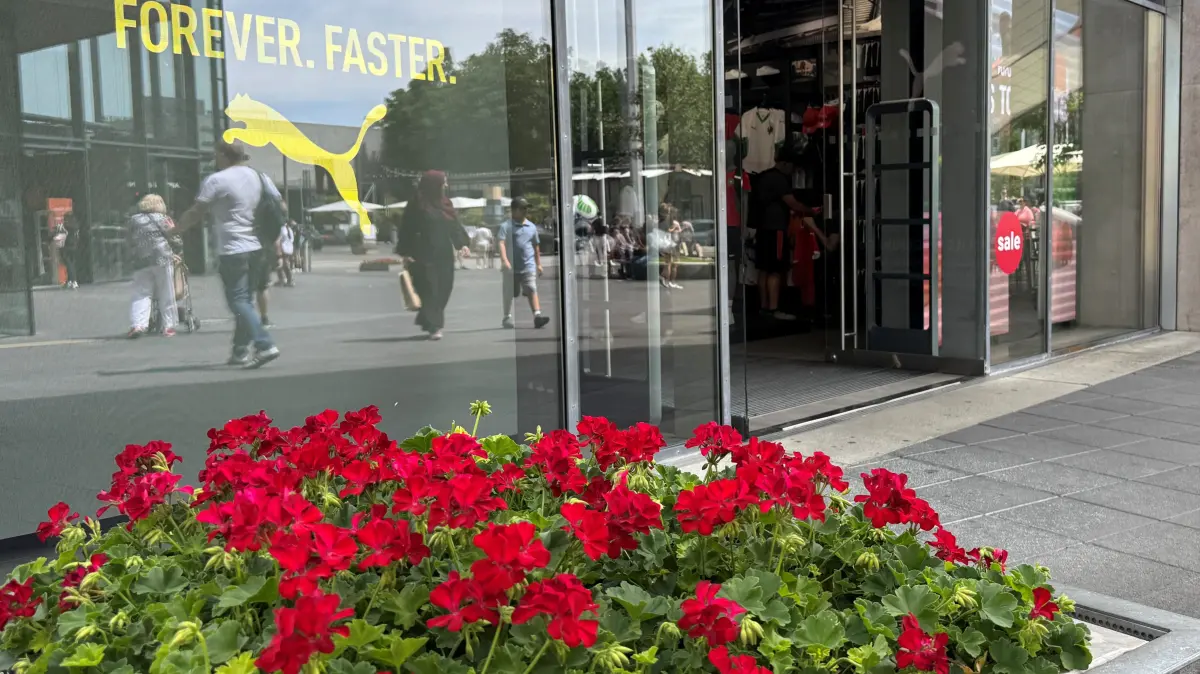 Die Türen offen, die Klimaanlage läuft. Wie ökologisch ist die Outletcity?
