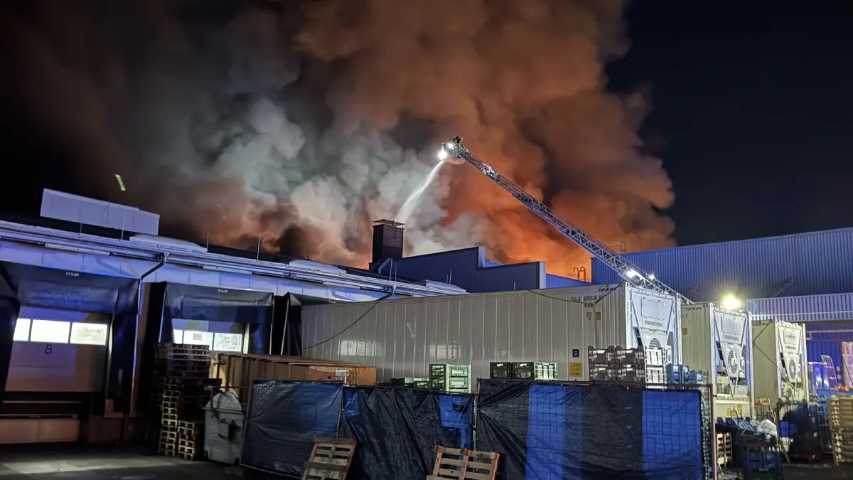 Aktuell brennt auf dem Stuttgarter Grossmarktgelaende, eine Lagerhalle in voller Ausdehnung. Die Feuerwehr Stuttgart ist mit zahlreichen Kraeften im Einsatz und es wurden auch weitere Einsatzkraefte der Freiwilligen Feuerwehr nachgefordert stand 23:15 Uhr