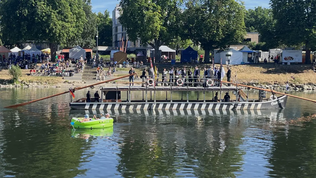 Von der Schachtel Linz aus haben die beiden Oberbürgermeister Katrin Albsteiger und Martin Ansbacher am Freitag (3. Juli) das Donaufest eröffnet. Der Schlauchboot-Kapitän war kurz vor dem Festakt noch vorbeigepaddelt.