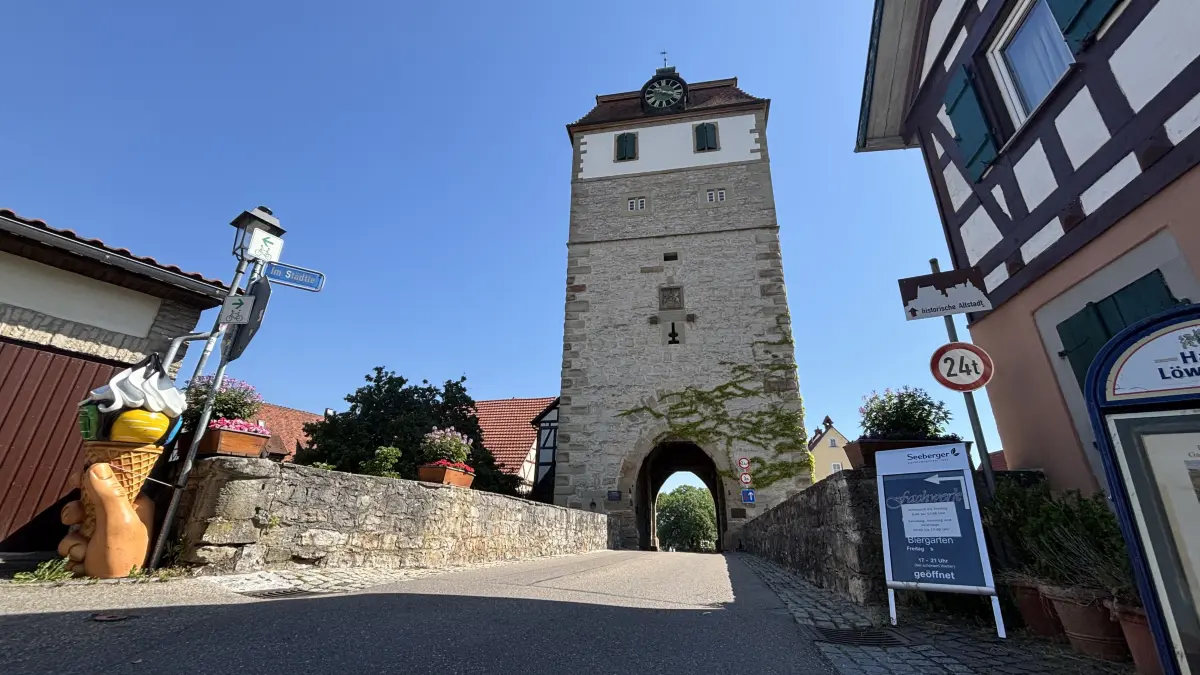 Die Stadttorbrücke in Vellberg bekam die Note 4,0 und gilt daher als kritisch. Der Grund dafür ist eine fehlende Absturzsicherung von der Eisdiele her. Hier wurde umgehend von der Stadt reagiert.