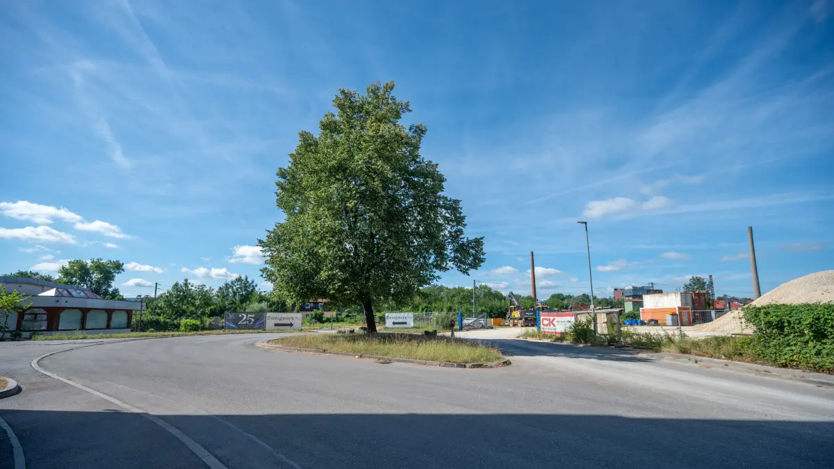 Eislingen bebaut werden soll der Bereich links und rechts des Wendehammers. Wobei das Gebäude mit dem grauen Dach am linken Ende vom Zweigwerk abgerissen wird.