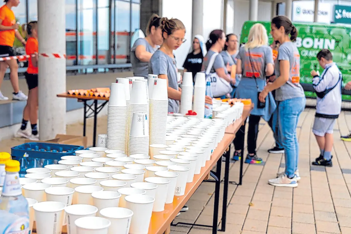 Gut versorgt werden die Läufer nicht nur im Start- und Zielbereich, sondern auch an Stationen an der Strecke. ⇥Fotos: Reha-Zentrum Hess