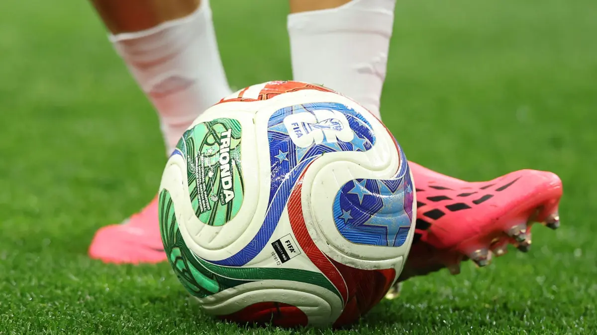 WM 2026 - Australien - Ägypten: 03.07.2026, USA, Arlington: Fußball, Männer, WM 2026, Australien - Ägypten, Finalrunde, Sechzehntelfinale, Dallas -Stadion in Arlington. Der Spielball am Fuß eines Spielers. Foto: Gareth Patterson/AP/dpa +++ dpa-Bildfunk +++