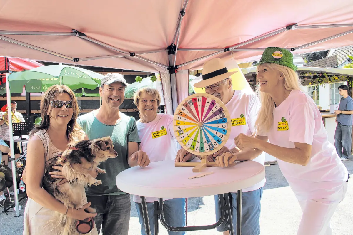 Der Verein „Bürger helfen Bürgern“ ist auch wieder mit einem Infostand und Glücksrad vertreten. Von links: Martina Keilig mit Hund Jessy und Ehemann Dietmar Keilig, Edelgard Ertl, Pius Mayer und Heide Pick (Vorsitzende) am Glücksrad.