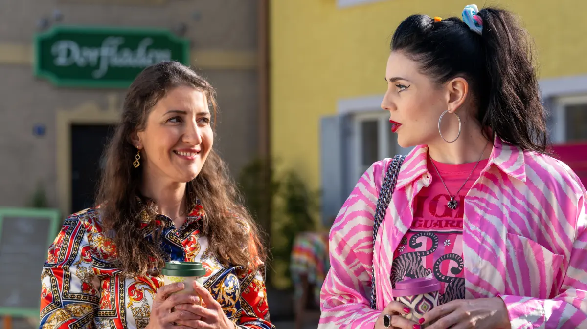 Bei „Dahoam is Dahoam“ erzählt Rana (Gonca de Haas, l.) Tina (Anita Eichhorn, r.) von dem Jobangebot.
