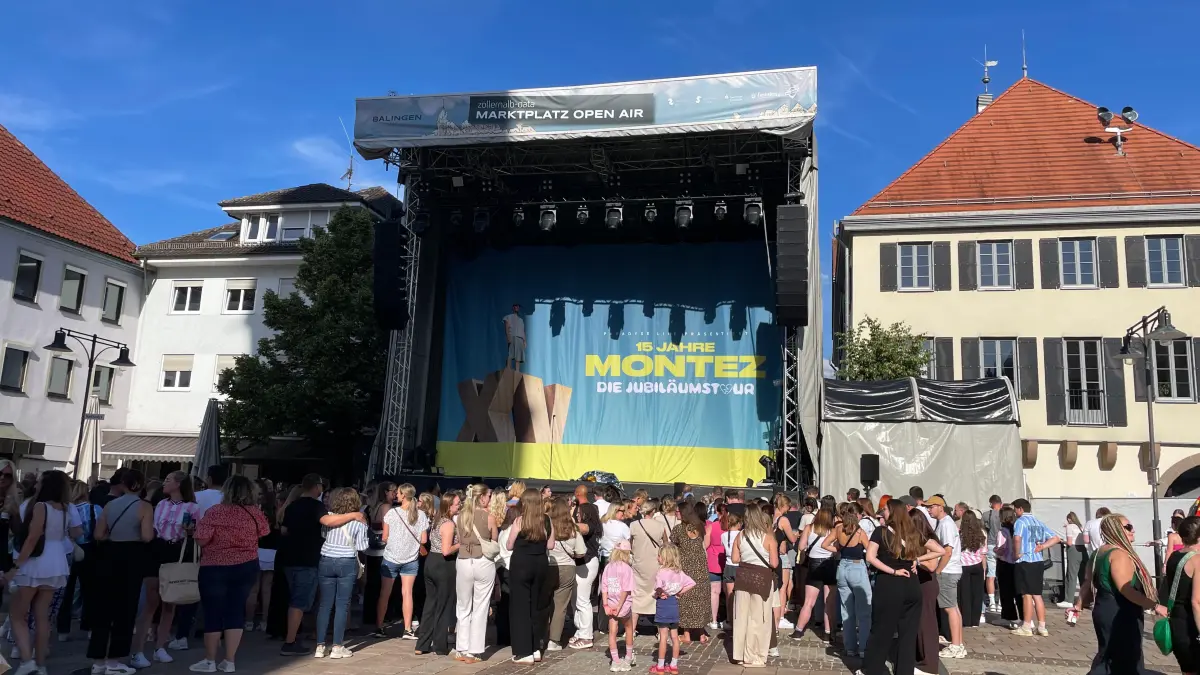 Kurz nach 18 Uhr füllt sich der Balinger Marktplatz langsam. Die Stimmung ist entspannt.