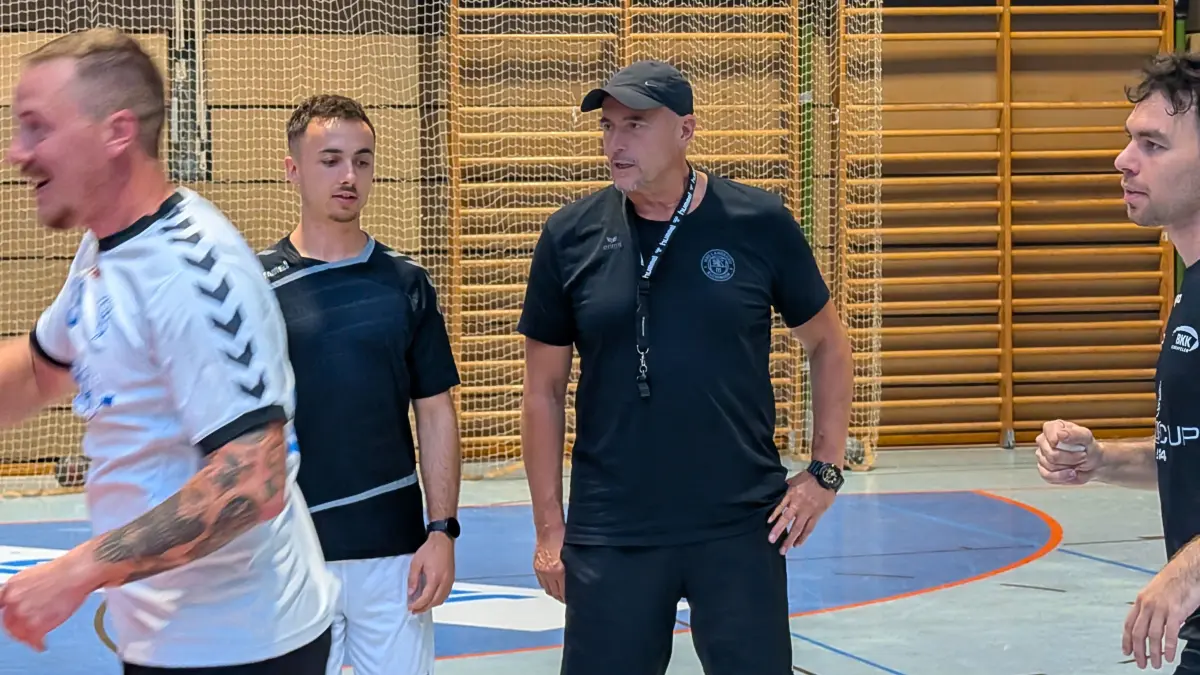 Fadil Kqiku, der neue Trainer der HSG Langenau/Elchingen, beobachtet mit seinem Co-Trainer Lukas Rembold das Training.