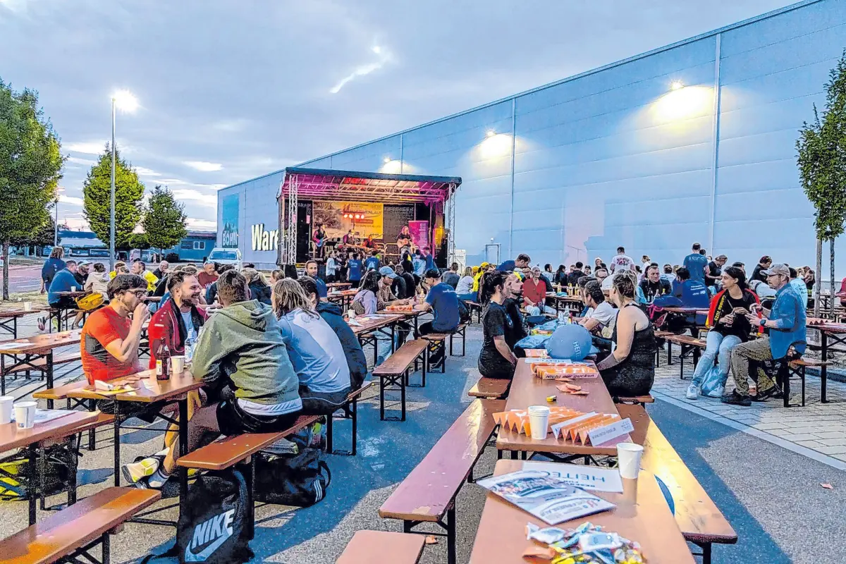 Die After-Party bietet die passende Atmosphäre für Gespräche und Geselligkeit.
