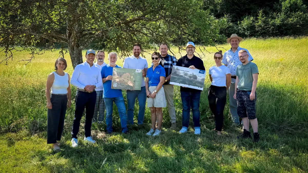 Katrin Götzelmann (Projektmanagement Daiber), Christoph Kunze (Geschäftsführer Daiber), Axel Mayer (Leiter Stadtplanungsamt), Mathias Stauss (Vorstand NABU), Johannes Luipold (Stadtplanungsamt), Ellen Köhler (Vorstand NABU), Roland Schmidt (Erster Bürgermeister), Kai Gminder (Geschäftsführer Daiber), Anne Buhl (Umweltamt), Mathias Frankenberg (Erster Landesbeamter) und Luca Leicht (Umweltamt).