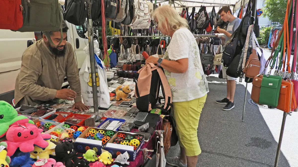(ohne Überschrift): Vorsicht: Dieses Foto ist möglicherweise nur für den einstigen Verlag Schwäbisches Tagblatt verwendbar. Mahmood Khawar aus Tübingen kommt mit Kurz-, Leder- und Spielwaren
schon seit zehn Jahren zum Markt nach Empfingen.