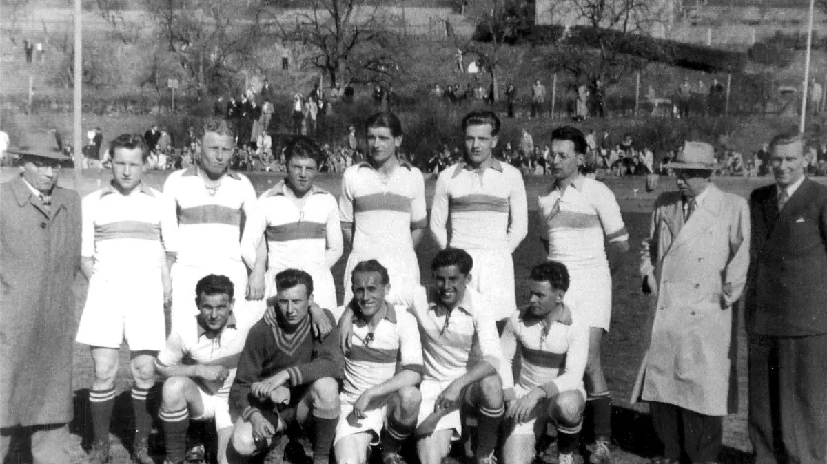 ASV Mannschaft 1954 Horb: Die Fußballmannschaft des ASV horb in einer Aufnahme aus dem Weltmeisterschaftsjahr 1954, mit im Team sind zwei Franzosen. Hier die Aufstellung (stehend von links) Walter Baumann, Günter Schenk, Alfred Thurner, X. Louvet, Manfred Gorz, Manfred Eberwein, Robert Schneiderhan, Josef Aubele, Anton Straub, (vorne von links) Oskar Kramer, X Fabbro, Fritz Gramlich, Heinz Schmid und Werner Riebel. Foto. Stadtarchiv