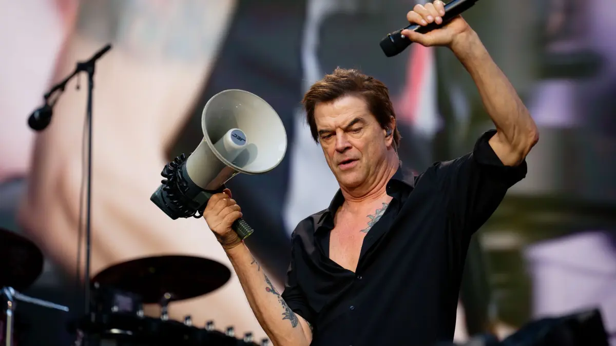 Erstes Konzert der Toten Hosen in NRW: 03.07.2026, Nordrhein-Westfalen, Düsseldorf: Campino, Sänger der Band "Die Toten Hosen", steht bei einem Konzert in der Merkur Spiel-Arena auf der Bühne. Foto: Henning Kaiser/dpa +++ dpa-Bildfunk +++