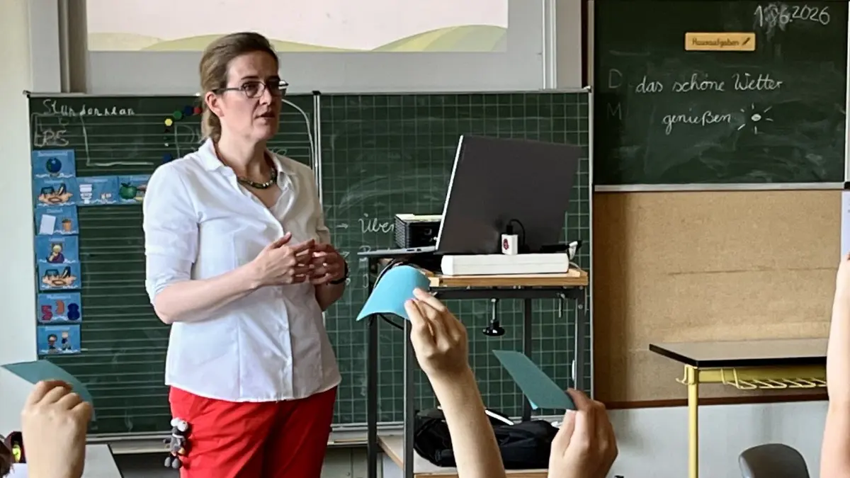 Isabell Arnstein ist studierte Sprachhistorikerin und Dialektologin und moderiert die SWR-Sendung „Kaffee oder Tee“. Für gewöhnlich gibt sie Workshops im Neckar-Odenwald-Kreis, besucht aber kürzlich auch die Grundschule Braunsbach.