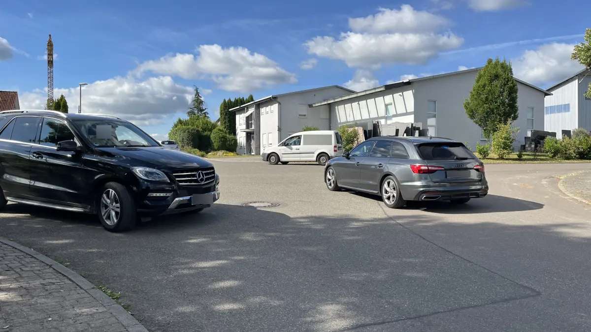 An einem Vormittag gegen 9 Uhr ist es an der Kreuzung Rosenbühl/Seestraße relativ ruhig, trotzdem fahren fast minütlich Autos durch. Am Abend zwei Tage zuvor sind es mehrere Fahrzeuge in der Minute. Laut Polizei wird die Kreuzung aktuell als „Unfallhäufungsstelle“ geführt.