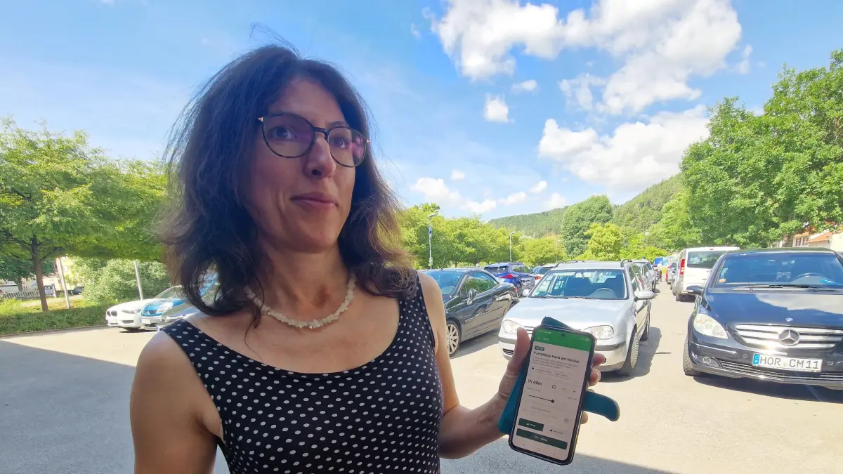 „Ich komme damit gut klar“: Stefanie Eberhardt zeigt auf dem Flößerwasen ihre Park-App – sie weiß aber auch, dass die Digitalisierung nicht jeden Marktbesucher glücklich macht.