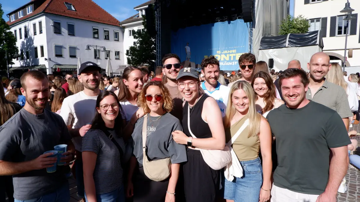 Richtige Fans ist in dieser 13-Kopf-starken Gruppe eigentlich nur der weibliche Teil, aber die Männer haben sich auch überreden lassen, mitzukommen. Sommer, Sonne und Musik, was ist da schon dran auszusetzen?