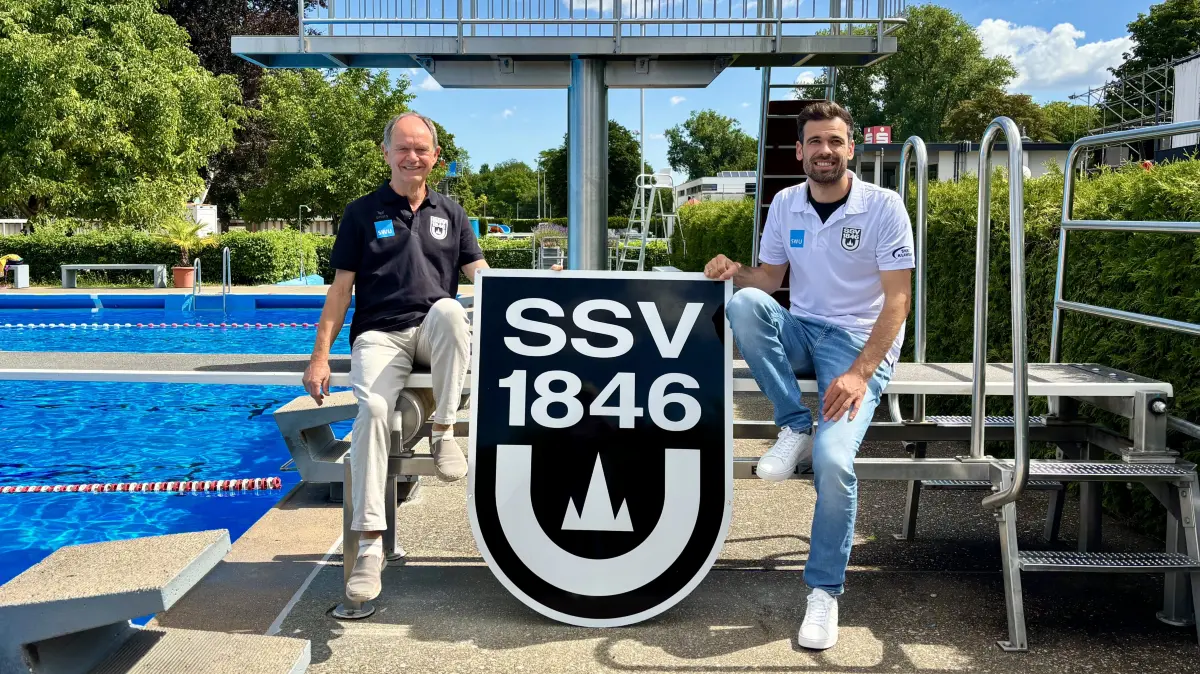Vereinspräsident Willi Götz (links) und Geschäftsführer Fabian Göggel im Freibad des SSV Ulm 1846.