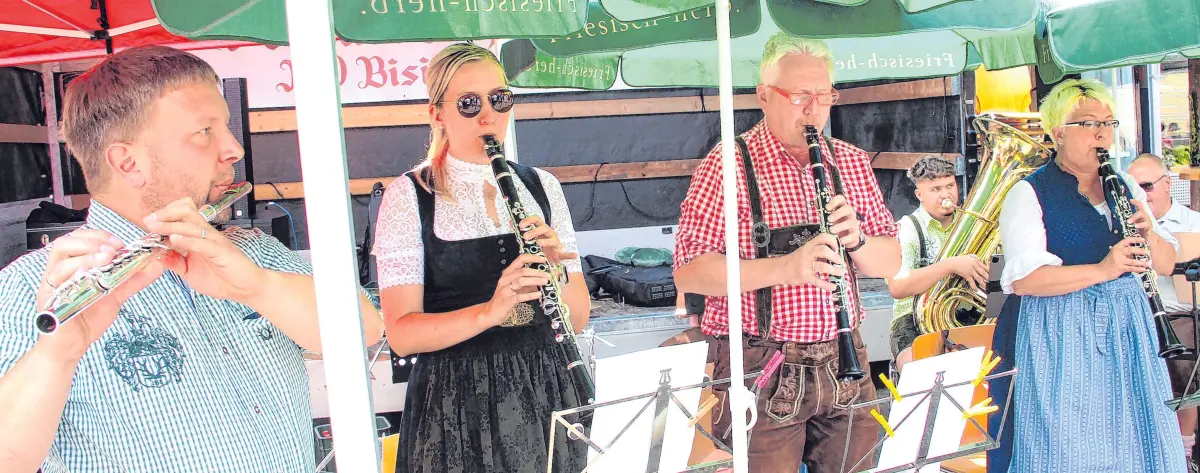 Flotte Blasmusik sorgt bei der Bachhockete für eine gemütliche Stimmung. Mit dabei: die Polkafreunde des MV Bisingen. ⇥Archivbilder: Jörg Wahl